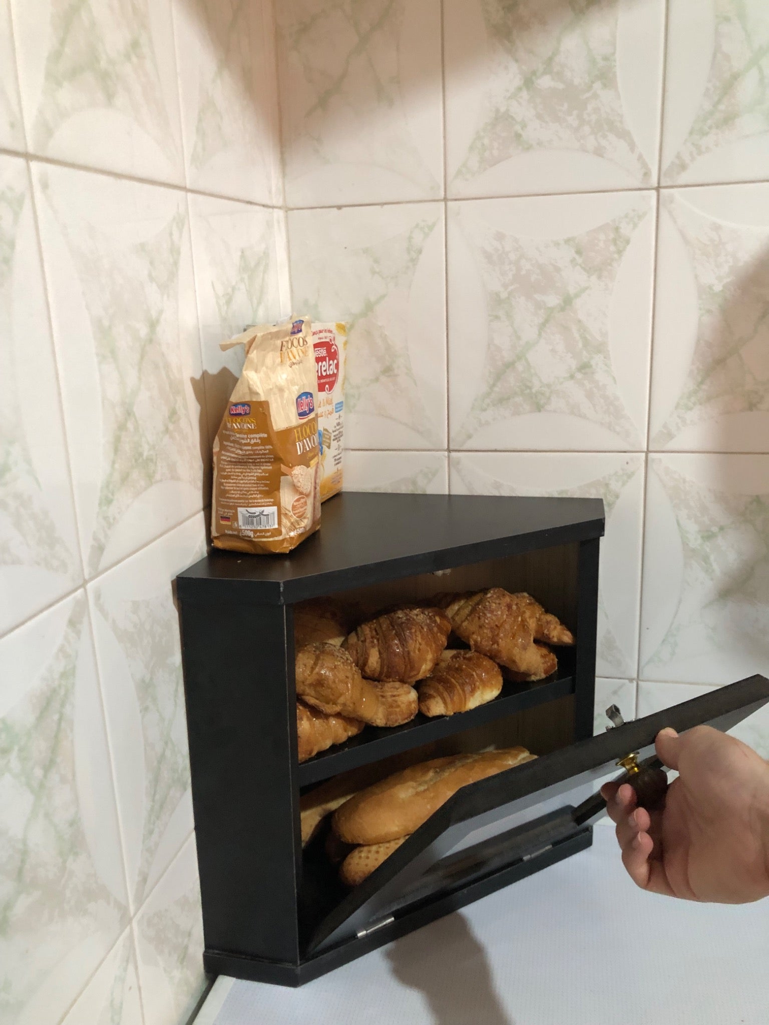منظم الخبز الأنيق لمطبخ مرتب